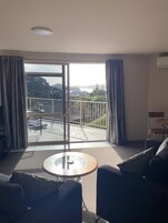 华丽开间套房, 厨房 (Platinum Suite) | 起居区 | 39-英寸液晶电视 （配备卫星频道）、电视