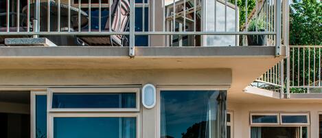 Deluxe Studio Suite, Kitchen (Platinum Suite) | Terrace/patio
