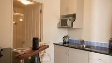 Suite Studio Deluxe, cuisine (Platinum Suite) | Cuisine privée | Réfrigérateur, micro-ondes, cafetière/bouilloire, bouilloire électrique