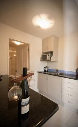 Suite Studio Deluxe, cuisine (Platinum Suite) | Cuisine privée | Réfrigérateur, micro-ondes, cafetière/bouilloire, bouilloire électrique