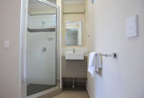 Iron/ironing board, free WiFi, bed sheets - Shoredrive Motel (North Ward)