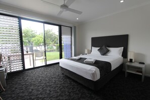 Tabla de planchar con plancha, wifi gratis y ropa de cama 