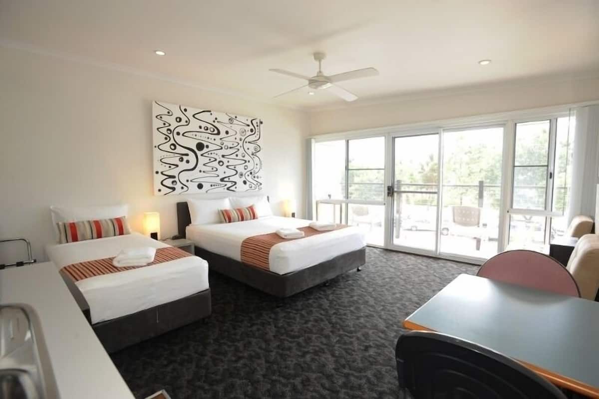 Premium Studio, Non Smoking, Kitchenette (Premium Ocean View Suite) | Iron/ironing board, WiFi (free), bed sheets