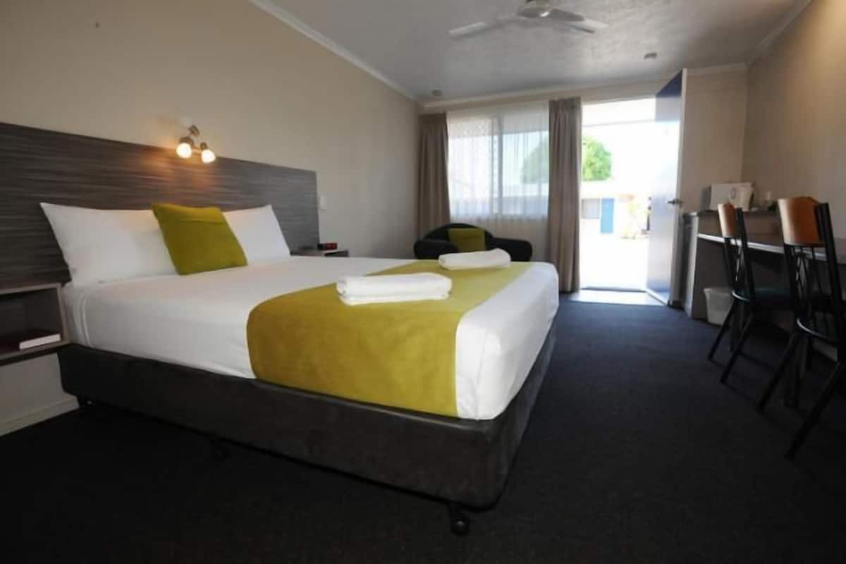 Iron/ironing board, WiFi (free), bed sheets