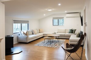 Cottage, 4 Bedrooms, Kitchen (The Deck) | Living area