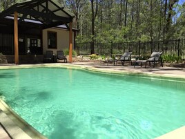 Una piscina al aire libre