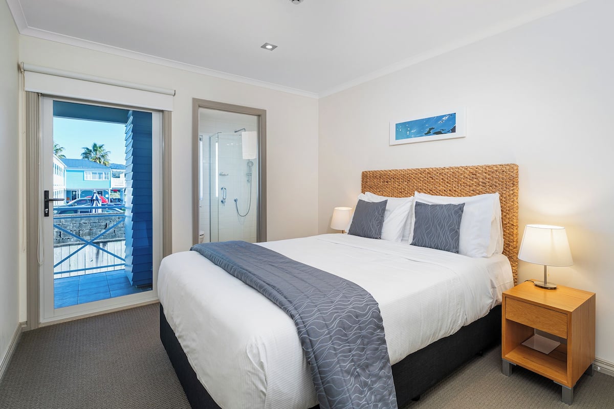 4 bedrooms, premium bedding, iron/ironing board, rollaway beds