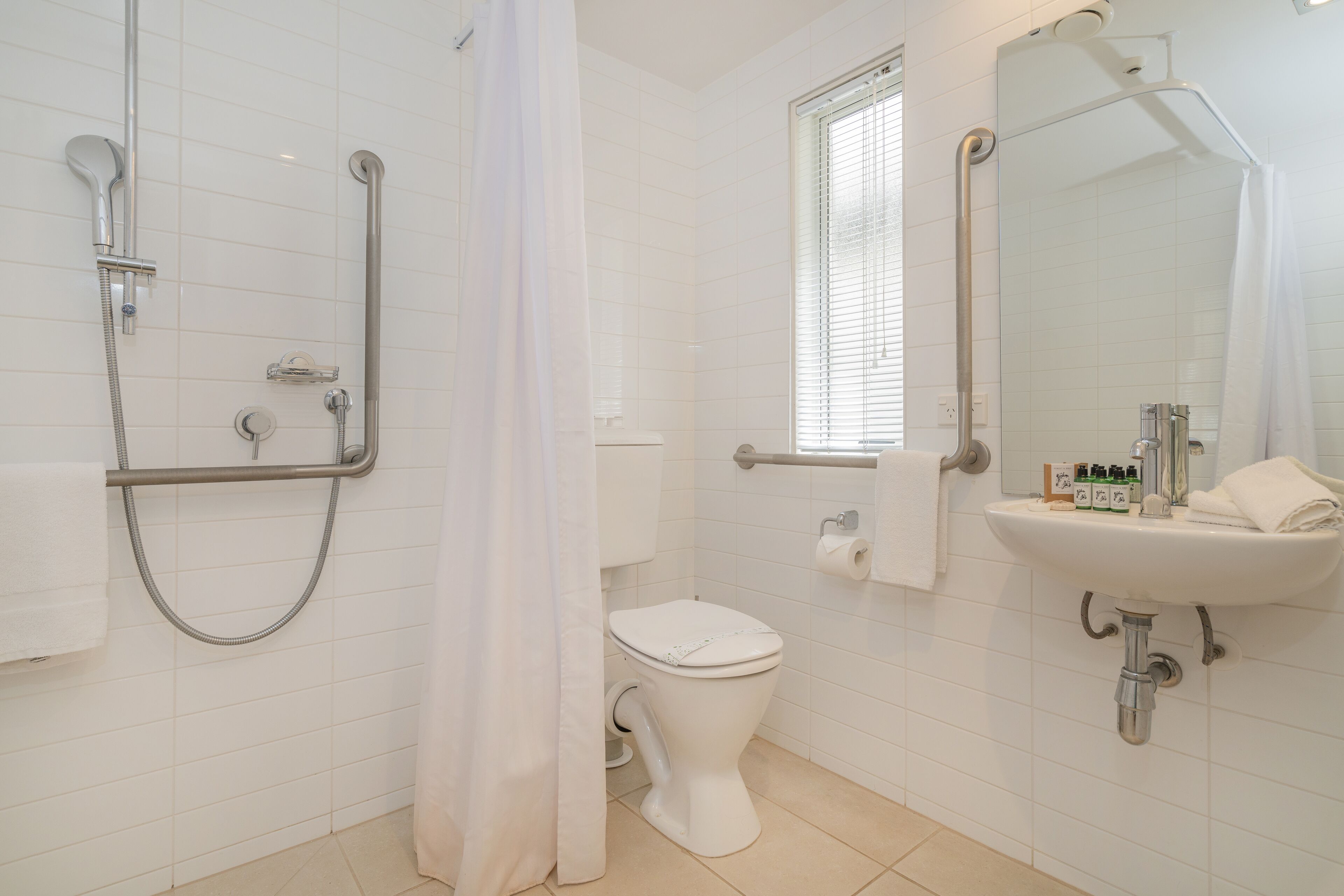 Un baño con inodoro, ducha y lavamanos.