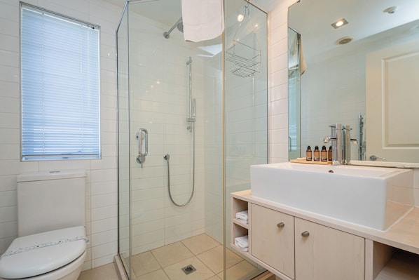 Bathroom - Crowsnest Apartments (Whitianga)