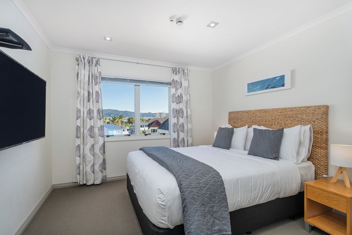 4 bedrooms, premium bedding, iron/ironing board, rollaway beds