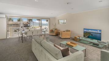 Luksushuoneisto, 4 makuuhuonetta, osittainen valtamerinäköala | Oleskelualue | 40–tuumainen äly-TV, jossa satelliittikanavat