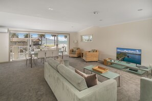 Appartement luxueux, 4 chambres, vue partielle sur l'océan | Aire de séjour | Téléviseur connecté de 40 po avec télévision par satellite, téléviseur