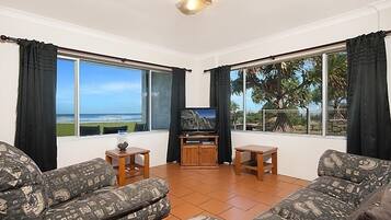 Iron/ironing board, bed sheets