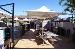 Family dining - Lennox Head Beachfront Apartments (Lennox Head)