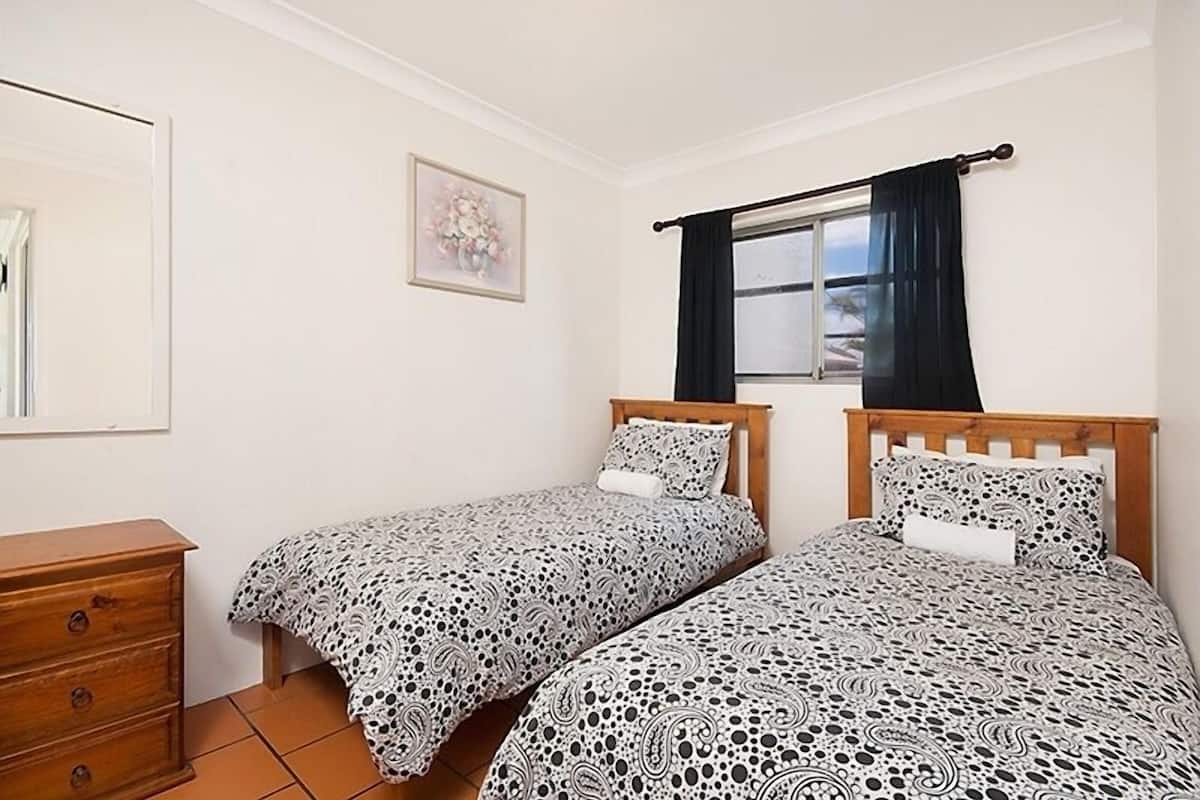 Iron/ironing board, bed sheets