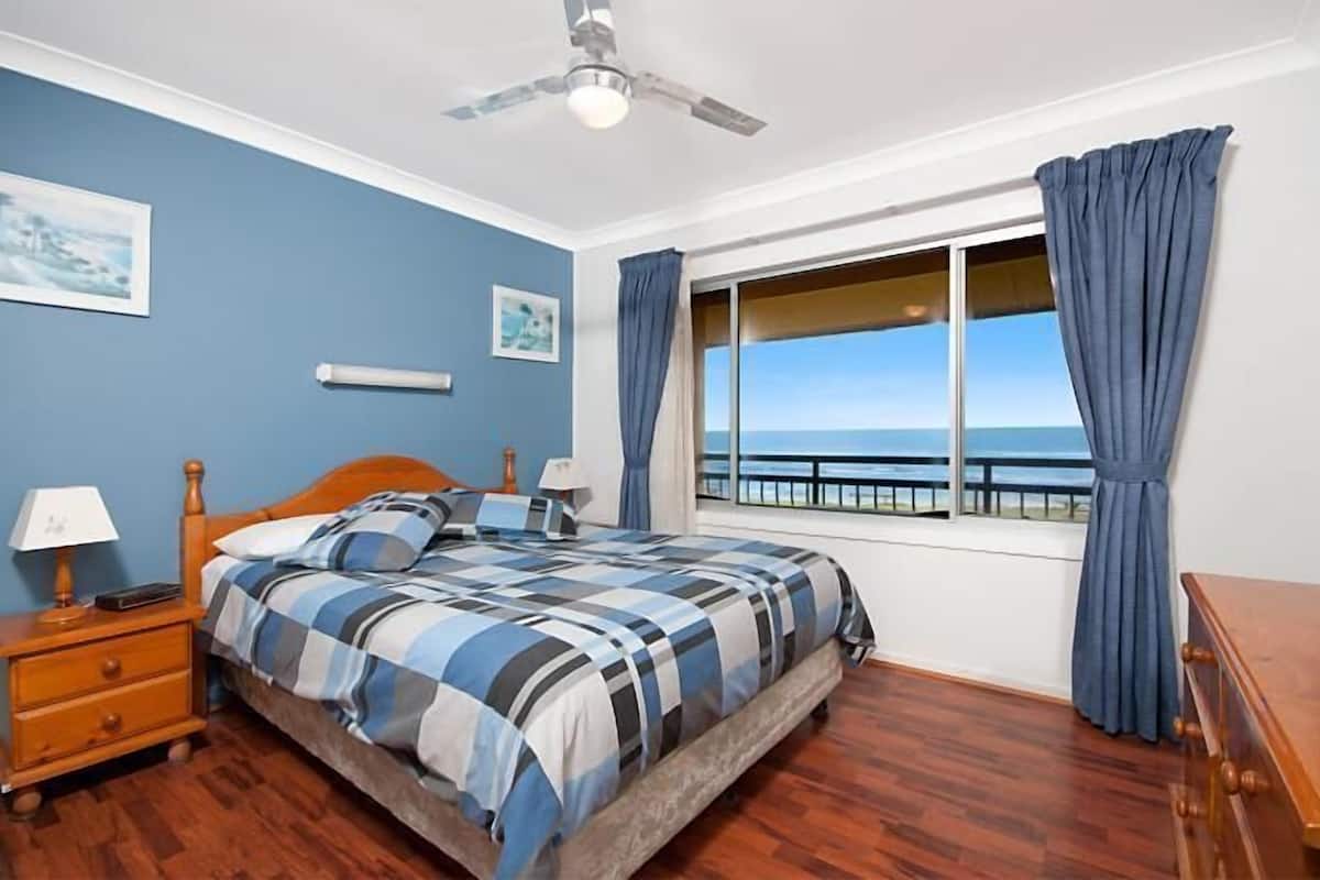 Iron/ironing board, bed sheets