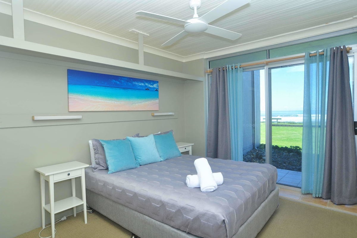 Leilighet, 2 soverom (8 B Ground Floor Oceanfront ) | Strykejern/-brett og sengetøy