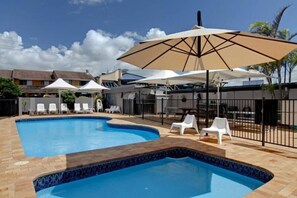 Outdoor pool - Lennox Head Beachfront Apartments (Lennox Head)