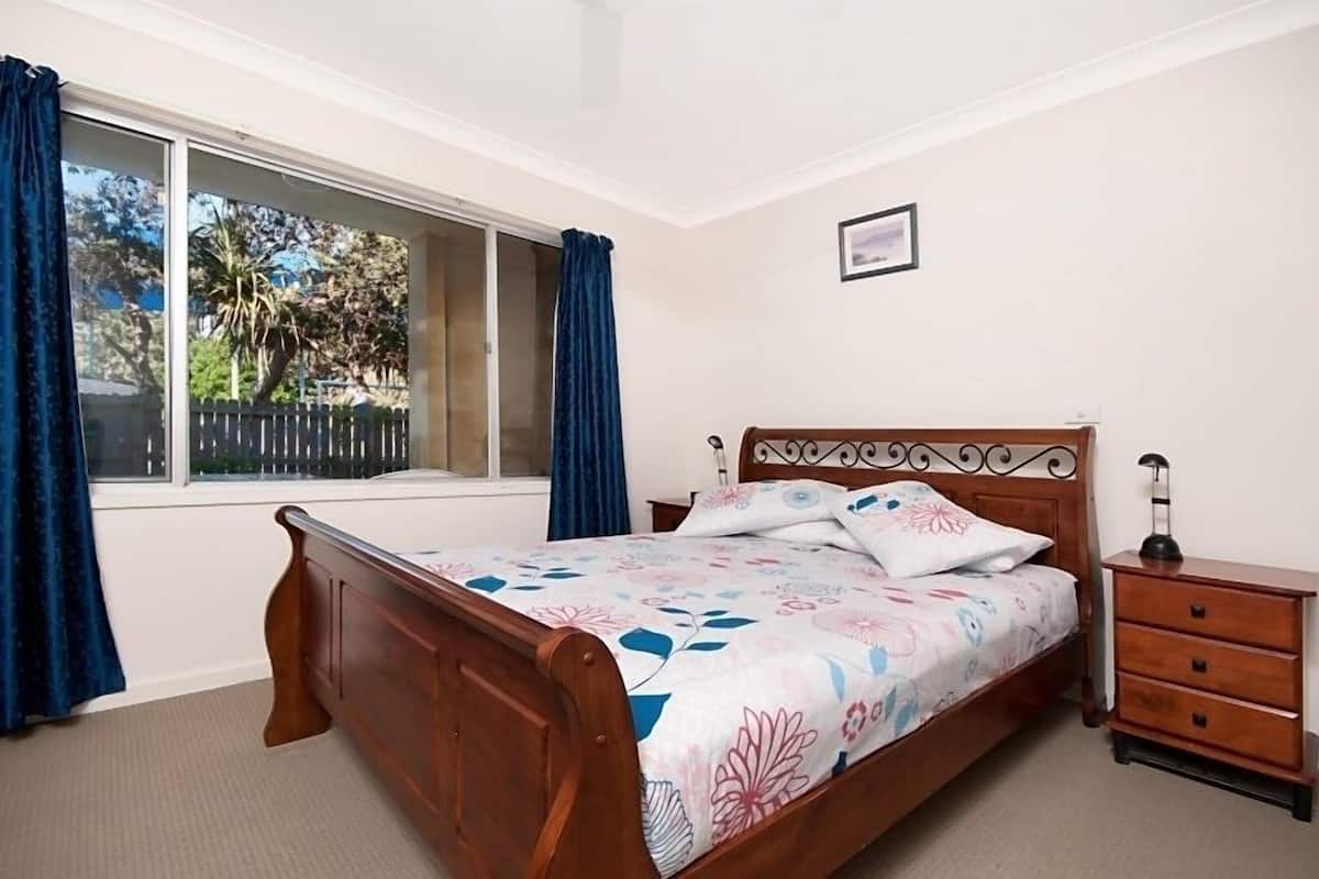 Iron/ironing board, bed sheets