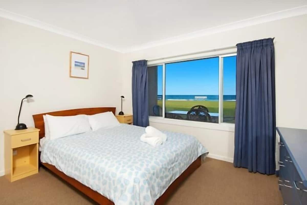 Iron/ironing board, bed sheets