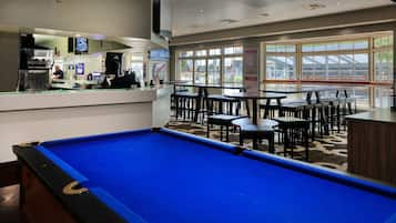 3 bars/lounges