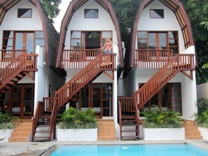 Outdoor pool, sun loungers - Mojo Resort (Canggu)