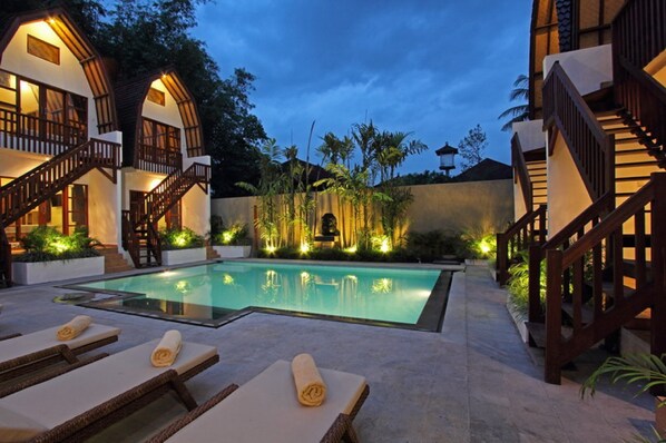 Outdoor pool, pool loungers