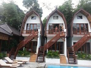 Outdoor pool, sun loungers - Mojo Resort (Canggu)
