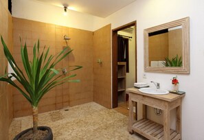 Habitación estándar (shared kitchen) | Baño | Amenidades de baño gratuitas, secadora de cabello, pantuflas, toallas 