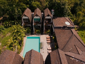 Piscina all'aperto, lettini