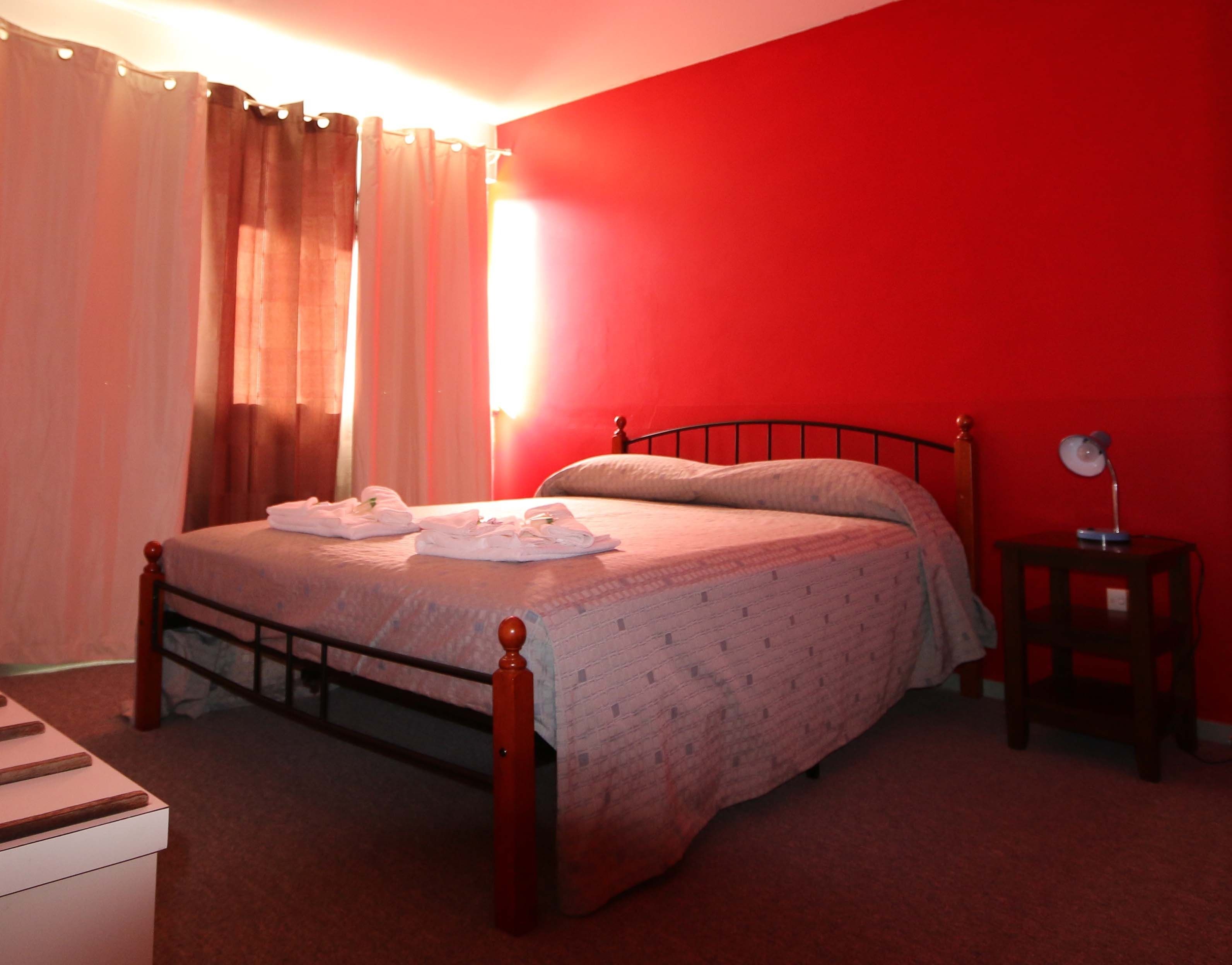 villa family 3brm | premium bedding, desk, laptop workspace, blackout curtains