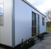 高档床上用品、办公桌、笔记本电脑工作区、遮光窗帘