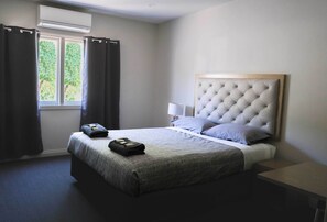 Rom | Sengetøy av topp kvalitet, skrivebord og skrivebord for bærbar PC