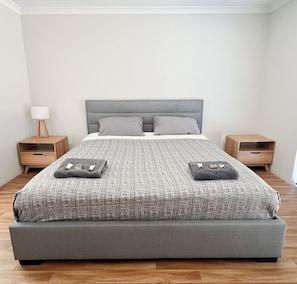 Premium bedding, desk, laptop workspace, blackout drapes - Manjimup Gateway Hotel (Balbarrup)