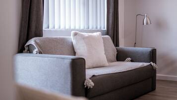 Standard-Apartment, 2 Schlafzimmer | Wohnbereich | 106-cm-Flachbildfernseher mit Digitalempfang, Fernseher