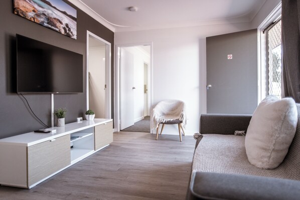 Appartement Standard, 2 chambres | Coin séjour | Télévision à écran plat de 106 cm avec chaînes numériques, télévision