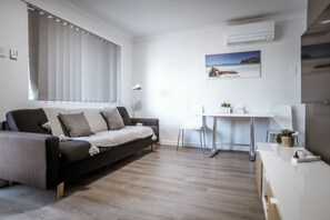 Standard-Apartment, 2 Schlafzimmer | Wohnbereich | 106-cm-Flachbildfernseher mit Digitalempfang, Fernseher