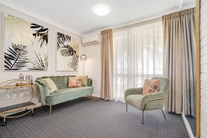 Superior Double Room, 1 King Bed, Balcony | Premium bedding, desk, laptop workspace, blackout drapes - Cosmo Motel Adamstown (Adamstown)