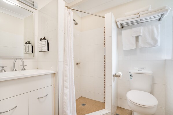 Superior Family Room | Bathroom | Shower, free toiletries, hair dryer, towels - Cosmo Motel Adamstown (Adamstown)