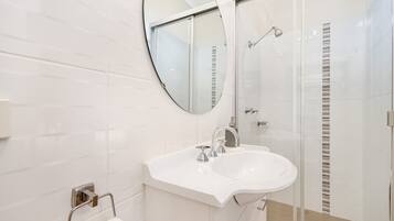Standard Triple Room (Comfy Double) | Bathroom | Shower, free toiletries, hair dryer, towels