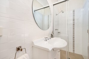 Standard Triple Room (Comfy Double) | Bathroom | Shower, free toiletries, hair dryer, towels - Cosmo Motel Adamstown (Adamstown)