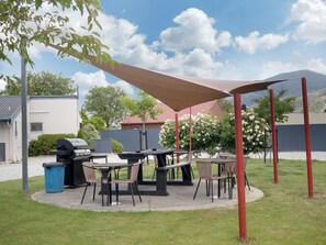 BBQ/picnic area - Anderson Park Motel (Cromwell)