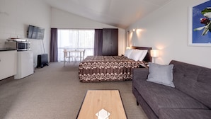 Standard Spacious Studio with Kitchenette | Living area | 32-inch flat-screen TV with satellite channels, TV - Anderson Park Motel (Cromwell)