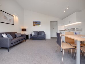 Living area - Anderson Park Motel (Cromwell)