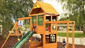 Children's play area - outdoor - Anderson Park Motel (Cromwell)