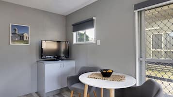 Economy Studio Cabin | Iron/ironing board, free WiFi, bed sheets