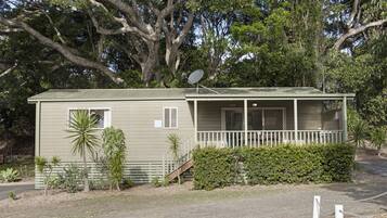 Deluxe 2 Bedroom Cabin | Terrace/patio