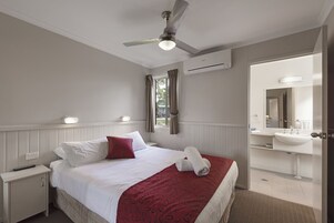 Cabana luxo (Deluxe 3 Bedroom Cabin) | Ferros/tábuas de passar roupa, Wi-Fi de cortesia, roupa de cama