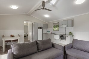 Deluxe 2 Bedroom Cabin | Private kitchen | Fridge, microwave, stovetop, coffee/tea maker - Discovery Parks - Harrington (Harrington)