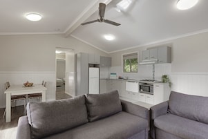 Apartamento, 2 quartos | Cozinha privada | Cafeteira/chaleira, geladeira, micro-ondas (mediante solicitação)